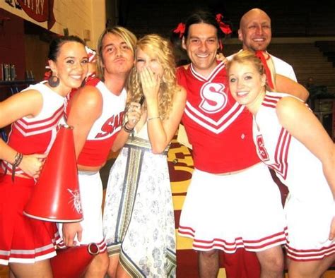 was taylor swift a cheerleader in high school